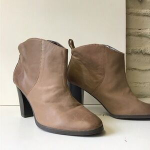Gap smooth leather slip on bootie size 7